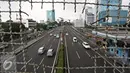 Kendaraan melintasi jalan protokol di kawasan Mampang, Jakarta, Kamis (5/5). Libur panjang libur nasional dan cuti bersama 5 sampai 8 Mei membuat sejumlah ruas di Jakarta terpantau lengang. (Liputan6.com/Immanuel Antonius)