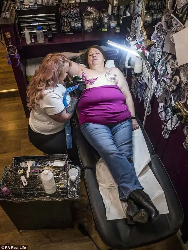 [Bintang] Buatku Tato Bukan Sekadar Gaya, tapi Harapan yang Datang Kembali Usai Payudaraku Diangkat karena Kanker