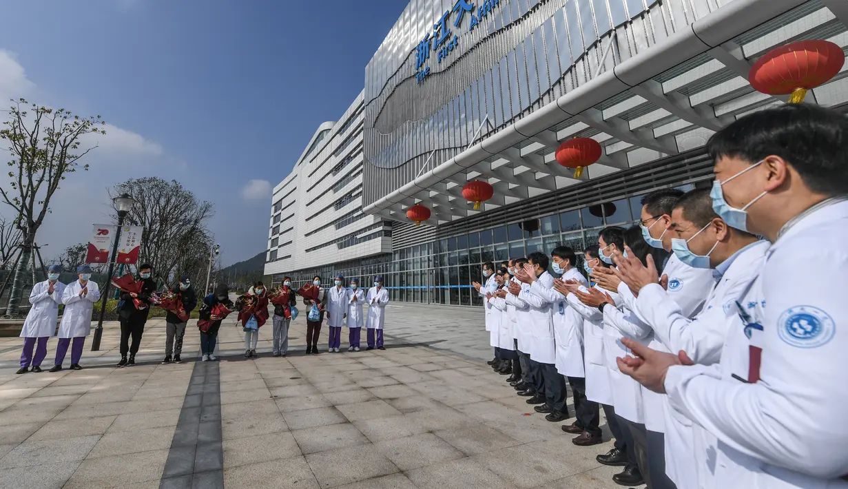 Sejumlah pasien yang dinyatakan sembuh dari virus corona mendapat sambutan dari petugas medis di Rumah Sakit Afiliasi Pertama Universitas Zhejiang di Hangzhou, Provinsi Zhejiang, China, Rabu (5/2/2020). Mereka dinyatakan sembuh dan sudah diizinkan pulang dari rumah sakit. (Xinhua/Xu Yu)