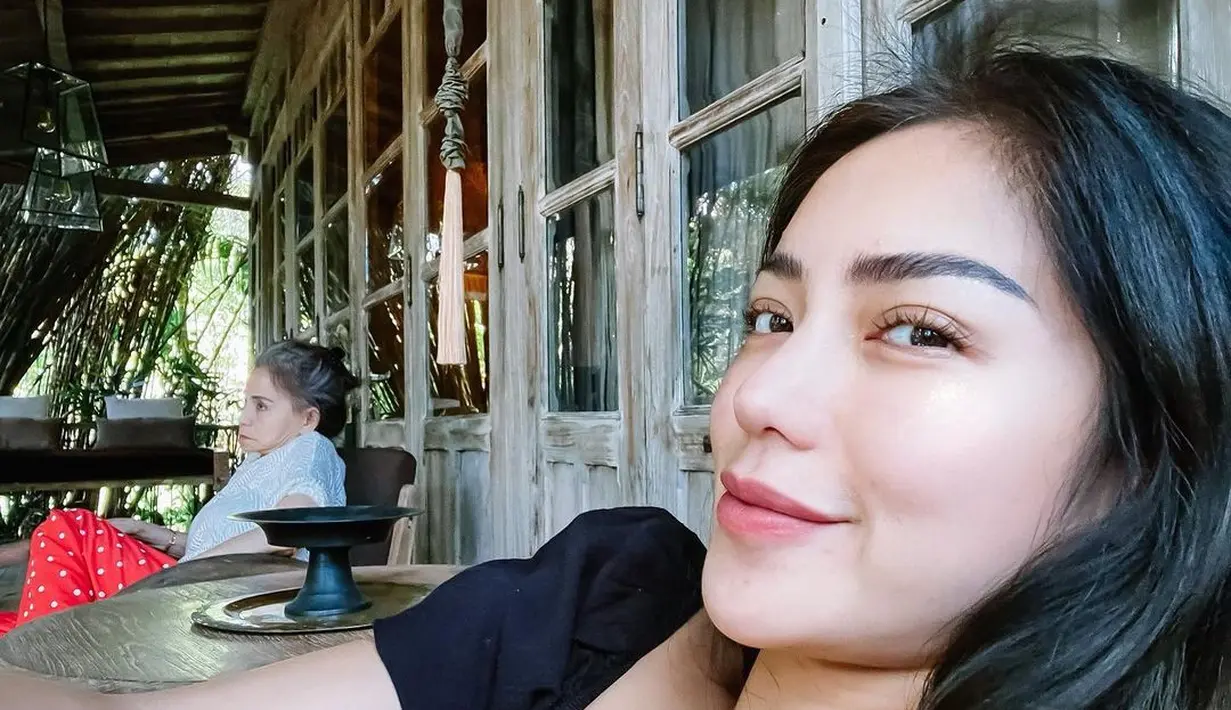 Potret selfie Jessica Iskandar ini memperlihatkan parasnya dengan riasan wajah yang minim. Ia hanya mengerjakan alis dan memberi sedikit lipstik berwarna merah muda untuk rona wajah yang lebih segar. Foto: Instagram.