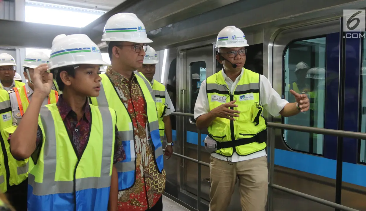 Gubernur DKI Jakarta Anies Baswedan menyimak penjelasan Direktur Utama PT MRT Jakarta William Sabandar saat meninjau kereta MRT di Depo Lebak Bulus, Jakarta, Kamis (12/4).(Liputan6.com/Arya Manggala)