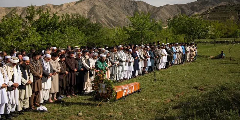 Pemakaman Fotografer AFP Korban Serangan Bom di Afghanistan