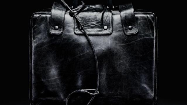 Nuclear football yang dipajang di Smithsonian Institute (Smithsonian Magazine)