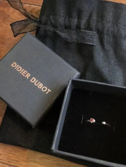 Setelah tampil di M! Coutdown, Suzy memberikan sebuah hadiah kepada penggemarnya yang beruntung. Bukan hanya sekedar merchandise biasa, ia hadiah berupa cincin dari merek perhiasan ternama. (Foto: allkpop.com)