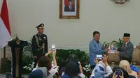 Wapres Ma'ruf Amin dan Jusuf Kalla saat serah terima jabatan, Senin (21/10/2019). (Liputan6.com/Putu Merta Surya Putra)