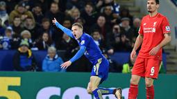 Pemain Leicester City, Jamie Vardy saat mencetak gol pertama ke gawang Liverpool pada lanjutan Liga Inggris di Stadion King Power, Leicester, Rabu (3/2/2016) dini hari WIB. (AFP/Ben Stansall)