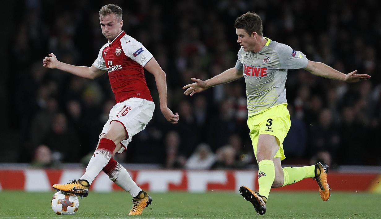 Bek Arsenal, Rob Holding, berusaha melewati gelandang FC Cologne, Dominique Heintz, pada laga Liga Europa di Stadion Emirates, London, Rabu (14/9/2017). Arsenal menang 3-1 atas Cologne. (AP/Kirsty Wigglesworth)
