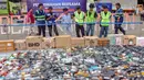 Langkah ini merupakan bagian dari implementasi Green Customs, untuk memastikan seluruh barang musnah tanpa meninggalkan limbah berbahaya bagi lingkungan. Tampak dalam foto, pekerja melihat pemusnahan barang ilegal hasil penindakan di bidang kepabeanan dan cukai di ICE BSD City, Tangerang, Rabu (12/11/2025). (merdeka.com/Arie Basuki)