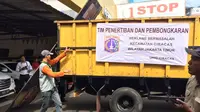 Reklame kedaluarsa ditertibkan petugas Kecamatan Ciracas, Jakarta Timur (Liputan6.com/Nanda)