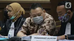 Terdakwa kasus dugaan korupsi di PT Asuransi Jiwasraya dari kalangan pengusaha, Joko Hartono Tirto (tengah) saat menjalani sidang lanjutan di Pengadilan Tipikor Jakarta, Senin (6/7/2020). Sidang mendengar keterangan saksi. (Liputan6.com/Helmi Fithriansyah)