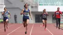 Atlet asal Maluku, Alvin Tehupeiory (kedua kiri) saat berlaga di kelas lari 200 meter putri senior Kejurnas Atletik U18, U20 dan Senior 2019 di Stadion Pakansari, Bogor, Minggu (4/8/2019). Alvin Tehupeiory meraih posisi pertama dengan catatan waktu 23,76 detik. (Liputan6.com/Helmi Fithriansyah)