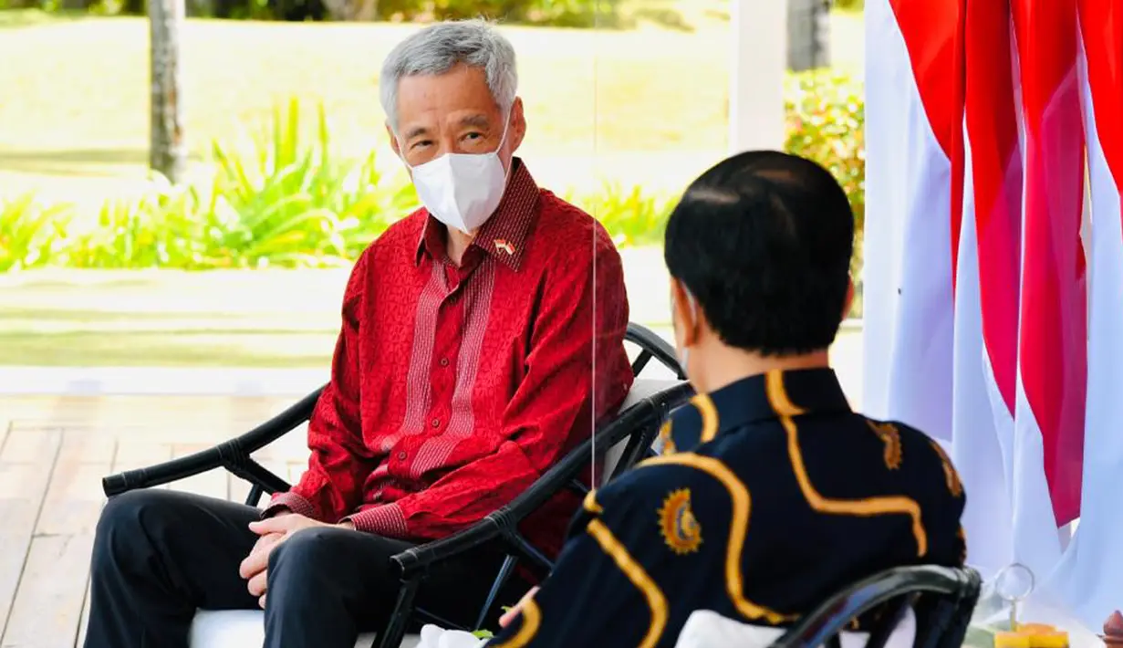 PM Singapura Lee Hsien Loong (kiri) berbincang dengan Presiden Joko Widodo di The Sanchaya Resort Bintan, Kabupaten Bintan, Provinsi Kepulauan Riau, Selasa (25/1/2022). Kehadiran PM Lee di Bintan ini untuk menghadiri Leaders’ Retreat Indonesia-Singapura. (Laily Rachev/Biro Pers Setpres)