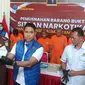 Kepala BNNP Kalteng, Brigjen Pol Joko Setiono menunjukkan barang bukti narkoba dalam konferensi pers di kantor BNNP Kalteng pada Rabu (31/7/2024).