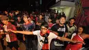 Meski kick off dimulai pukul 21.00 WIB, mereka sudah tiba di lokasi sejak dua jam sebelumnya, 7-11 Trunojoyo, Jaksel, Minggu (2/11/2014) (Liputan6.com/Miftahul Hayat)