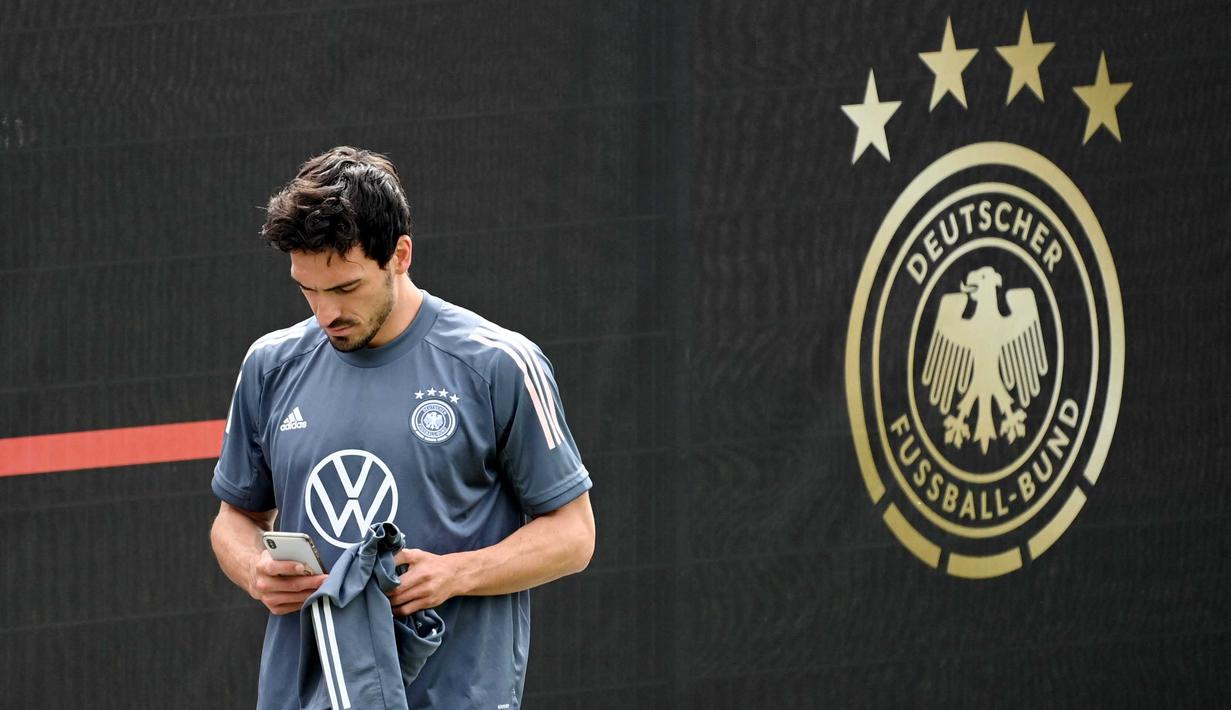 Bek veteran yang termasuk dalam skuad Panser juara Piala Dunia 2014 ini harus rela hanya menjadi penonton saat rekan-rekanya berjuang di Piala Dunia 2022. Meski masih tampil kokoh di lini pertahanan Dortmund namun karena gaya bermain yang tidak sesuai dengan taktik Hansi Flick akhirnya Mats Hummels tak dibawa ke Qatar. (AFP/Christof Stache)