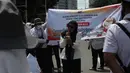 Aksi ini merupakan bentuk protes terhadap diskriminasi dalam seleksi CASN/PPPK 2024, ketiadaan aturan yang menjamin keberlanjutan status kerja, serta ancaman Pemutusan Hubungan Kerja (PHK) dan peralihan ke sistem outsourcing yang semakin meluas. Tampak dalam foto, massa dari Aliansi Honorer Non Database BKN Gagal Calon Pegawai Negeri Sipil (CPNS) Indonesia saat menggelar Aksi Damai Jilid 2 Nasional di kawasan Silang Selatan Monumen Nasional, Jakarta Pusat, pada Senin (17/11/2025). (merdeka.com/magang/Rendi Saputra)