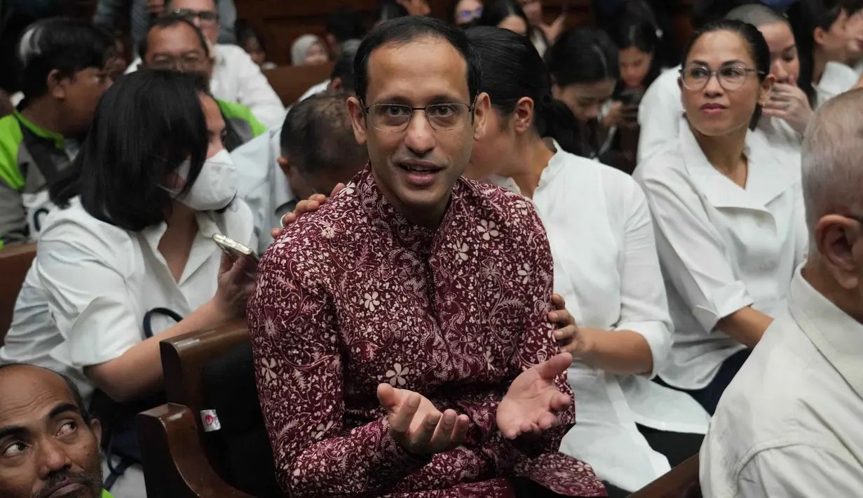 Mantan Menteri Pendidikan, Kebudayaan, Riset, dan Teknologi (Mendikbudristek), Nadiem Anwar Makarim, yang juga salah satu pendiri platform pembayaran dan perusahaan transportasi daring di Indonesia, bereaksi sebelum dimulainya sidang pembacaan tuntutan di Pengadilan Tindak Pidana Korupsi Jakarta, Rabu 13 Mei 2026. (AP Photo/Tatan Syuflana)