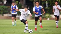 Pemain Timnas Indonesia U-17, Ji Da Bin, mengontrol bola saat mengikuti internal game dalam sesi latihan di Lapangan ABC, Senayan, Jakarta, Sabtu (15/7/2023). Latihan tersebut digelar guna persiapan menghadapi Piala Dunia U-17 yang akan digelar 10 November hingga 2 Desember 2023 di Indonesia. (Bola.com/Ikhwan Yanuar)