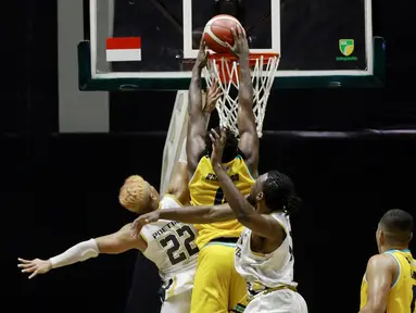 Dewa United Surabaya berhasil memetik kemenangan kedua di IBL 2022 usai menang tipis 66-64 atas Satya Wacana Salatiga di Hall Basket GBK, Jakarta, Selasa (18/1/2022). Sehari sebelumnya Dewa United Surabaya juga menang atas Bima Perkasa Jogja di laga perdana. (Bola.com/M Iqbal Ichsan)