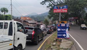 Rekayasa one way (satu arah) di Jalur Nasional Limbangan-Malangbong Garut. (Liputan6.com/Jayadi Supriadin)