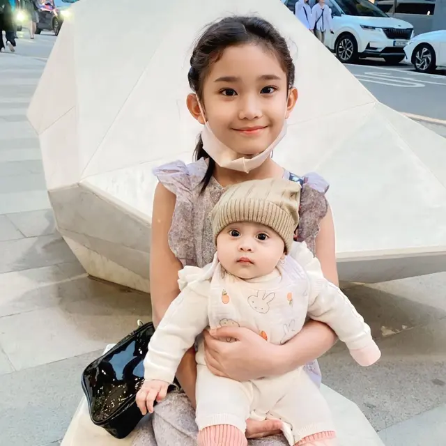 6 Potret Kedekatan Bilqis Anak Ayu Ting Ting dan Adik Sepupunya, Kakak Selalu Siaga