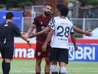 Duel Borneo FC menghadapi Persikabo 1973 di pekan ke-23 BRI Liga 1 2021/2022, Senin (7/2/2022) menjadi panggung adu tajam Francisco Torres dan Ciro Alves. Dua gol Francisco Torres ke gawang Persikabo 1973 akhirnya membuktikan ketajamannya dalam laga ini. (Bola.com/Nandang Permana)
