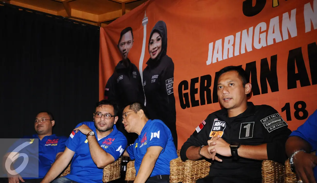 Cagub DKI Jakarta, Agus Harimurti Yudhoyono (kanan) bersama anggota Jaringan Nusantara jelang menerima simbol siaga di Jakarta, Rabu (18/1). Bersama Jaringan Nusantara, AHY melakukan siaga pemilu bersih anti kecurangan. (Liputan6.com/Helmi Fithriansyah)