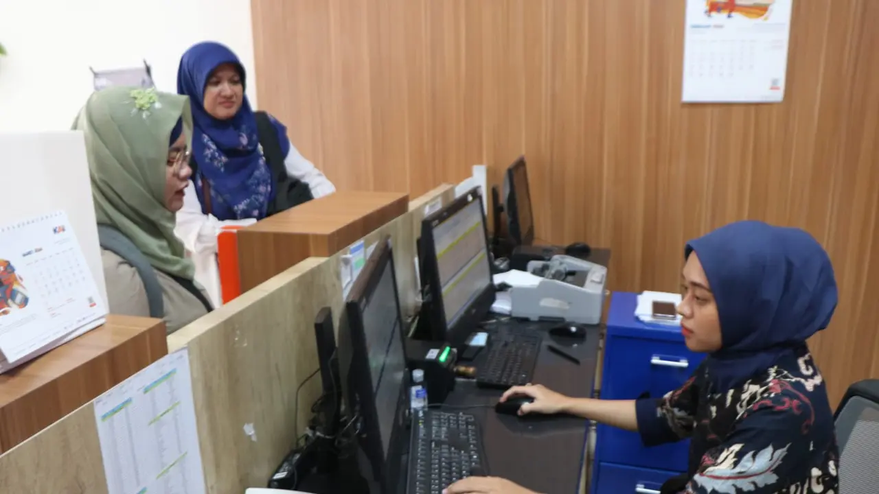 Antrean penumpang untuk  membeli tiket kereta api di Stasiun Jember (Istimewa)