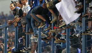 Suporter Persib Bandung berdiri diatas pagar pembatas saat memberikan dukungan kepada timnya melawan Persija Jakarta di Stadion Gelora Bandung Lautan Api, Bandung (16/7/2016). (Bola.com/Nicklas Hanoatubun)