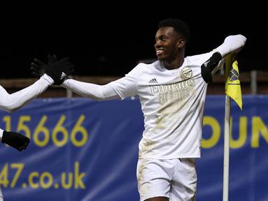 Arsenal akan menghadapi Liverpool pada laga putaran ketiga Piala FA 2023/2024 di Emirates Stadium, Minggu (7/1/2024) malam WIB. Tak seperti biasanya saat berstatus tuan rumah, Arsenal tidak akan mengenakan jersey utama berwarna merah dalam laga mendatang. Jersey serbaputih akan digunakan untuk mendukung kampanye misi kemanusiaan The Gunners. Misi kemanusiaan apa ya? Simak uraiannya berikut ini. (AFP/Adrian Dennis)