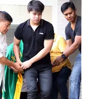 Tidak lama di rumah duka, Julia Perez langsung dimandikan. Acara akan dilanjutkan di salatkan dan dilanjutkan dimakamkan sore ini di Pondok Rangon. (Nurwahyunan/Bintang.com)