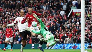 Keunggulan MU bertambah hanya semenit sebelum laga memasuki menit ke-15 lewat Benjamin Sesko. Ia memanfaatkan bola rebound hasil penyelamatan Freddie Woodman ketika menghalau bola kiriman Bruno Fernandes. (AP Photo/Dave Thompson)