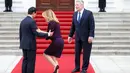Istri Presiden Meksiko, Angelica Rivera (tengah) dituntun suaminya saat hadir di Berlin, Jerman, 11 April 2016. (REUTERS / Hannibal Hanschke)