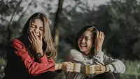 7 Cara Membangun Relasi dengan Teman agar Bertahan Seumur Hidup