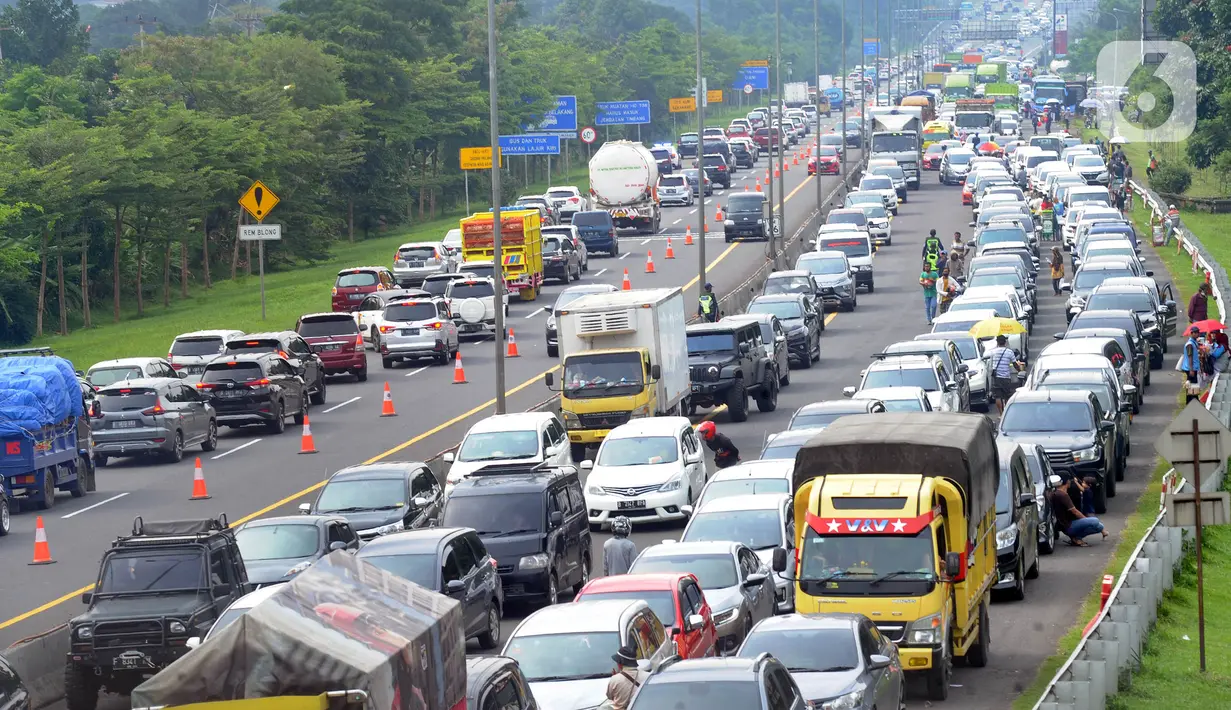 Kendaraan antre menunggu dibukanya jalur menuju kawasan Puncak dan sekitarnya di pintu keluar Tol Gadog, Ciawi, Bogor, Jawa Barat, Kamis (29/10/2020). Libur panjang dimanfaatkan warga Ibu Kota untuk mengisi liburan. (merdeka.com/Arie Basuki)