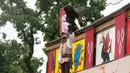 Seorang aktor tampil di taman hiburan Puy du Fou di Les Epesses, Vendee, Prancis barat (11/6/2020). Taman hiburan Puy Du Fou dibuka kembali untuk pengunjung pada Kamis (11/6) setelah ditutup selama hampir tiga bulan karena pandemi COVID-19. (Xinhua/Jack Chan)