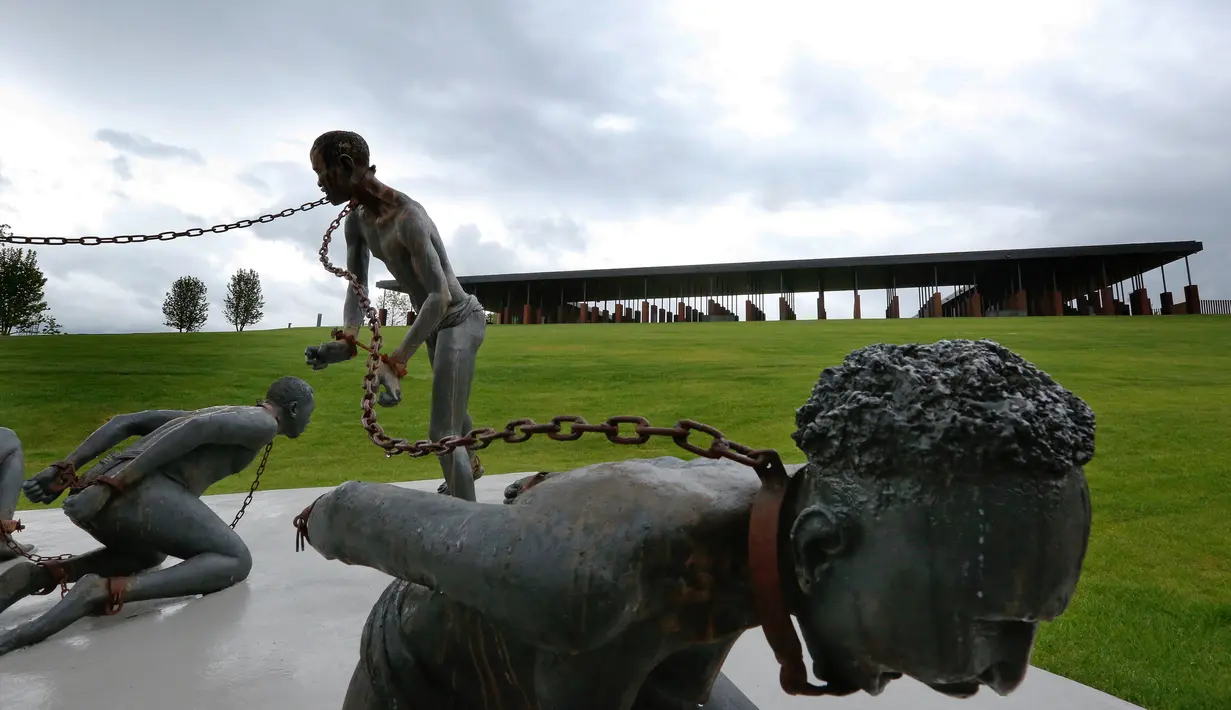 Sebuah patung yang menggambarkan orang-orang korban perbudakan dirantai di National Memorial for Peace and Justice, Montgomery, AS (22/4). Instalasi ini dipajang untuk menghormati orang kulit hitam yang menjadi korban rasis. (AP Photo / Brynn Anderson)