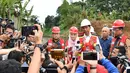 Presiden Jokowi menjawab pertanyaan media saat meninjau lokasi Groundbreaking proyek Pembangunan Jalur Ganda Kereta Api Bogor-Sukabumi di Cicurug, Jumat (15/12). Sekadar diketahui, jalur kereta Sukabumi-Bogor memiliki panjang sekitar 57 km. (dok. Setpres)