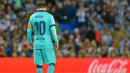 Striker Barcelona, Lionel Messi, tampak kecewa usai ditahan imbang Real Sociedad pada laga La Liga di Stadion Anoeta, San Sebastian, Sabtu (14/12). Kedua klub bermain imbang 2-2. (AFP/Ander Gillenea)