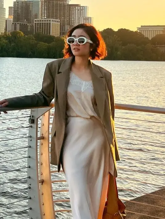 Tampil chic ala Febby Rastanty dengan padu padan top satin dengan aksen lace, rok satin, dan oversize blazer. [@febbyrastanty]