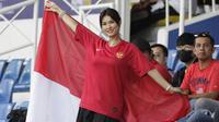 Bintang film asal Jepang, Maria Ozawa, memberikan dukungan untuk Timnas Indonesia U-22 saat melawan Thailand pada SEA Games 2019 di Stadion Rizal Memorial, Manila, Selasa (26/11). Indonesia menang 2-0 atas Thailand. (Bola.com/M Iqbal Ichsan)
