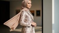 7 Pilihan Warna Gamis Blazer Brokat Modis untuk Wanita 50 Tahun, Tampil Awet Muda dan Elegan