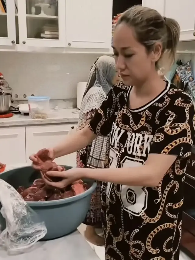 Potret Bunga Citra Lestari Saat Masak Rendang dan Gulai