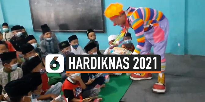 VIDEO: Peringati Hardiknas 2021, Badut Kampanyekan Budaya Membaca pada Anak-Anak