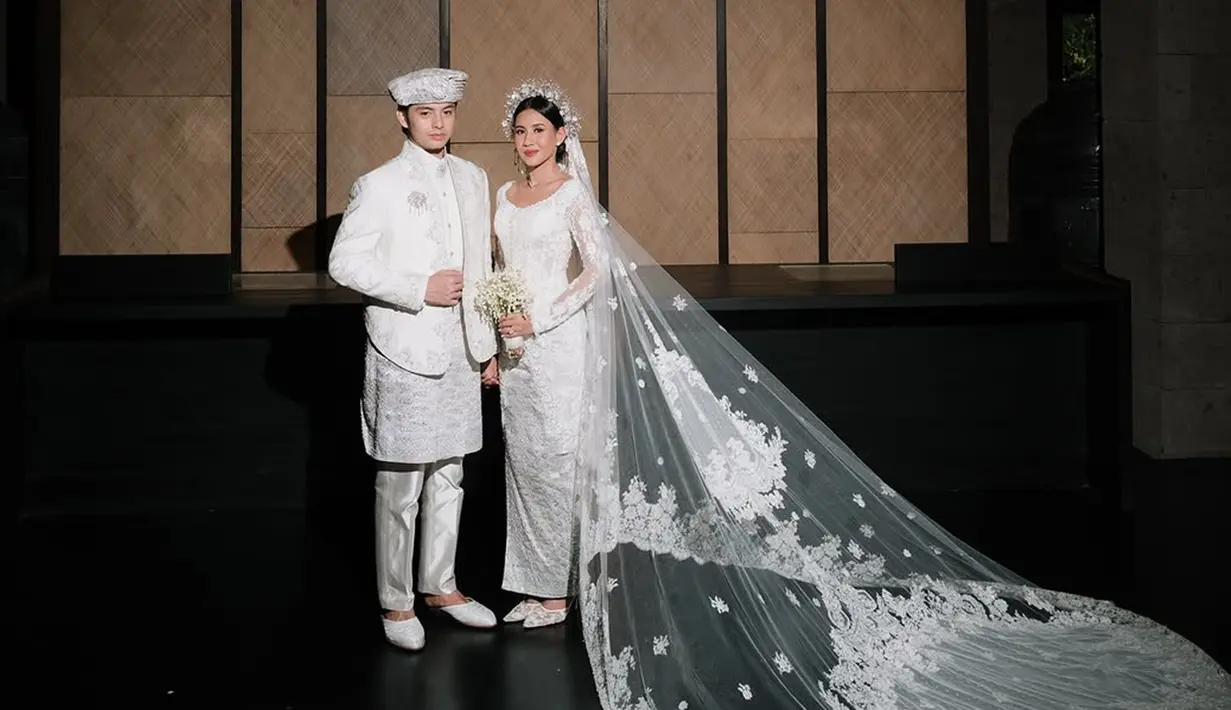 Dalam unggahannya, Angga menuliskan "Forever and Always" sebagai keterangan. Foto-foto itu menampilkan ekspresi bahagia pasangan pengantin. Banyak penggemar terkejut karena sebelumnya tidak ada bocoran rencana pernikahan dari pasangan artis ini. (Liputan6.com/IG/@angga)