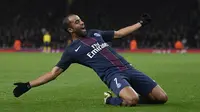 Gelandang Paris Saint-Germain, Lucas Moura, merayakan gol yang dicetaknya ke gawang Arsenal pada laga Liga Champions di Stadion Emirates, Inggris, Rabu (23/11/2016). (AFP/Justin Tallis)