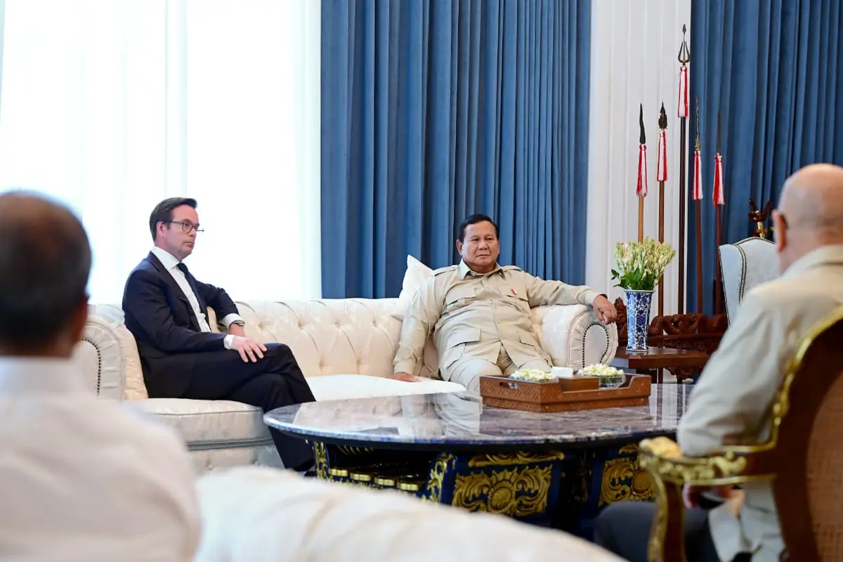 Presiden Prabowo Subianto menerima Direktur Utama Garuda Indonesia Glenny Kairupan bersama jajaran petinggi produsen pesawat Embraer di Istana Merdeka, Jakarta, Senin. (Biro Pers)