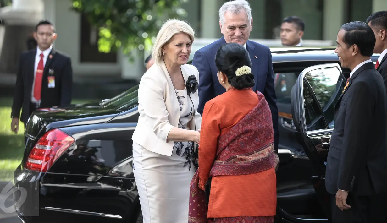 Presiden Jokowi didampingi Ibu Negara, Iriana Jokowi menyambut kedatangan Presiden Republik Serbia, Tomislav Nikolic (Kiri) beserta istri, Dragica Nicolic di Istana Merdeka, Jakarta, Rabu (27/4). (Liputan6.com/Faizal Fanani)