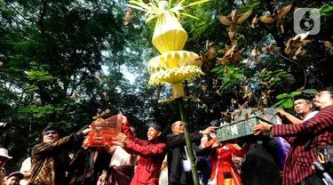 Aktivis dan akademisi melepas burung saat kegiatan Sedekah Hutan Universitas Indonesia di Hutan UI, Depok, Jawa Barat, Sabtu (03/06/2023). (merdeka.com/Arie Basuki)