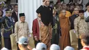 Presiden Joko Widodo melakukan hormat saat memimpin langsung upacara Hari Lahir Pancasila di Gedung Pancasila, Jakarta Pusat, Jumat (1/6). (Liputan6.com/Faizal Fanani)